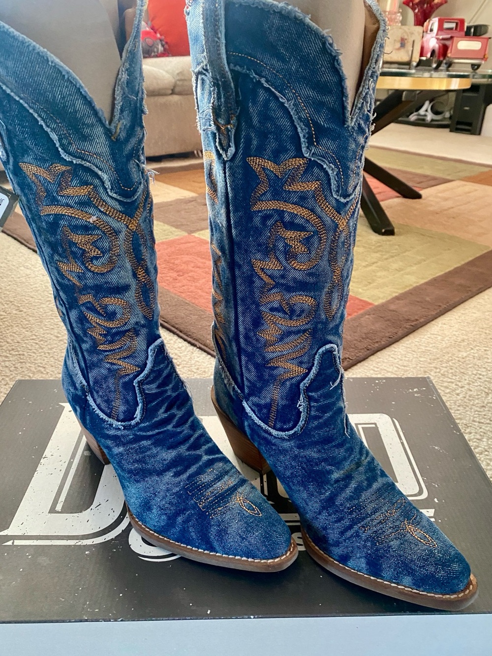 DINGO TEXAS TORNADO
WESTERN BOOTS - ROUND TOE Women’s Blue Denim Embroidered NWT